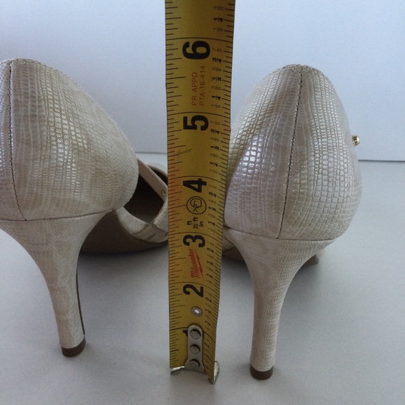 Pointed Toe Gold Hardware High heels 6.5 beige cream tone dressy formal pumps - Picture 7 of 8